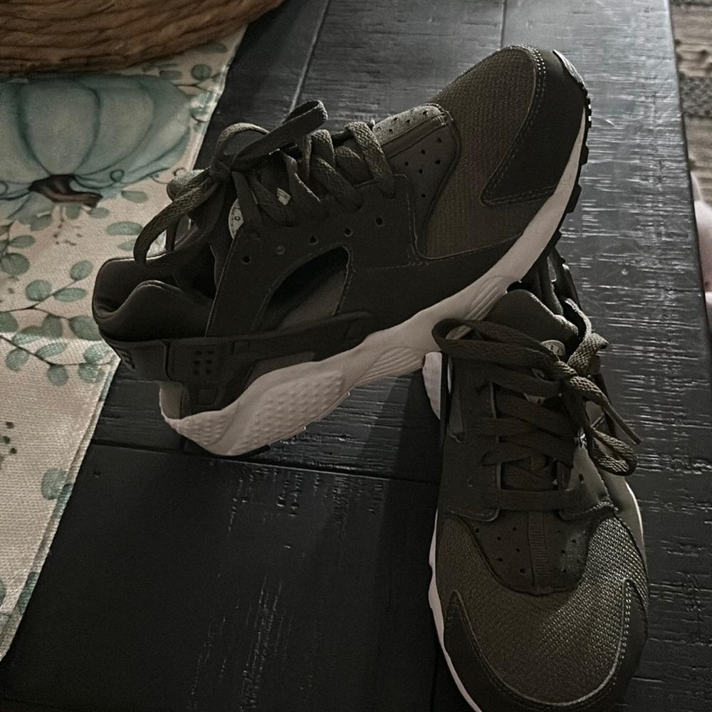 NIKE AIR HUARACHE LE SNEAKER SIZE 6.5Y